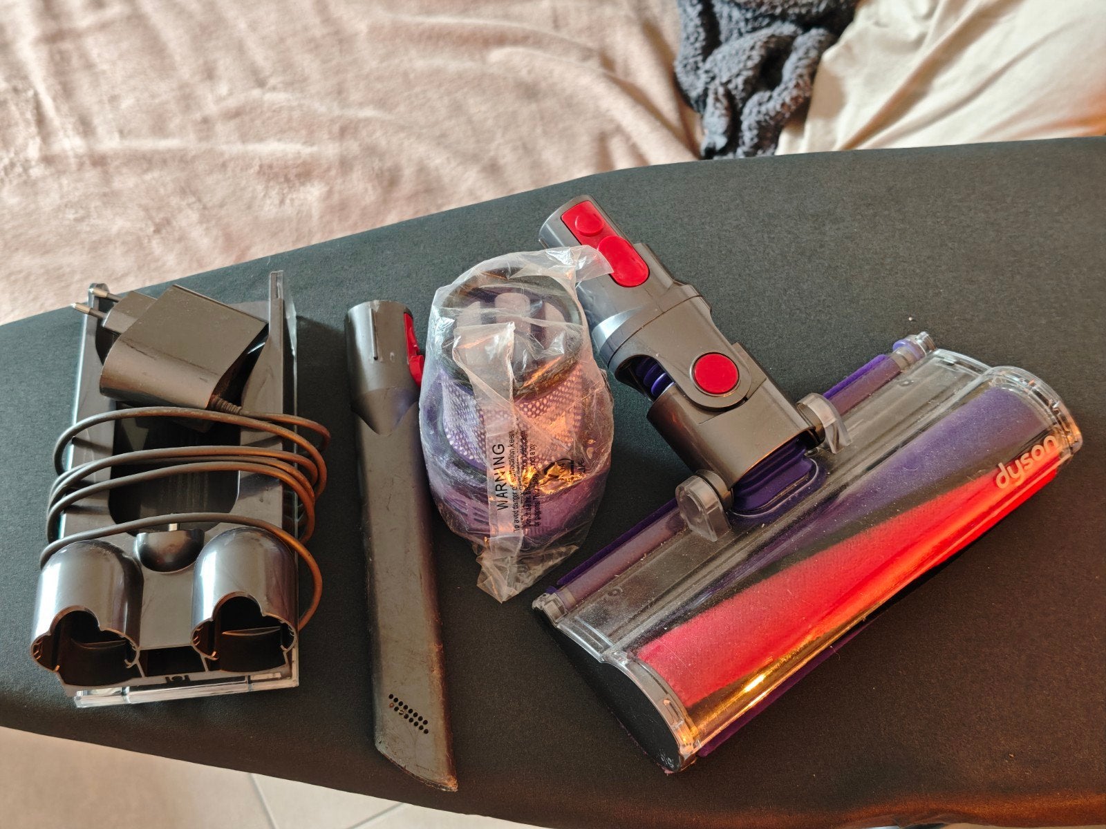 Dyson V11 — accessoires originaux et plancher motorisé, Enlèvement ou Envoi, Comme neuf, Dyson