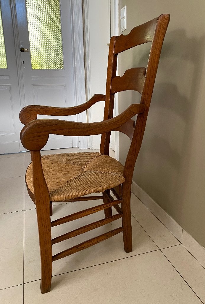 Massieve houten stoel met rieten zitting – landelijke stijl, Huis en Inrichting, Ophalen, Bruin, Vintage, Zo goed als nieuw