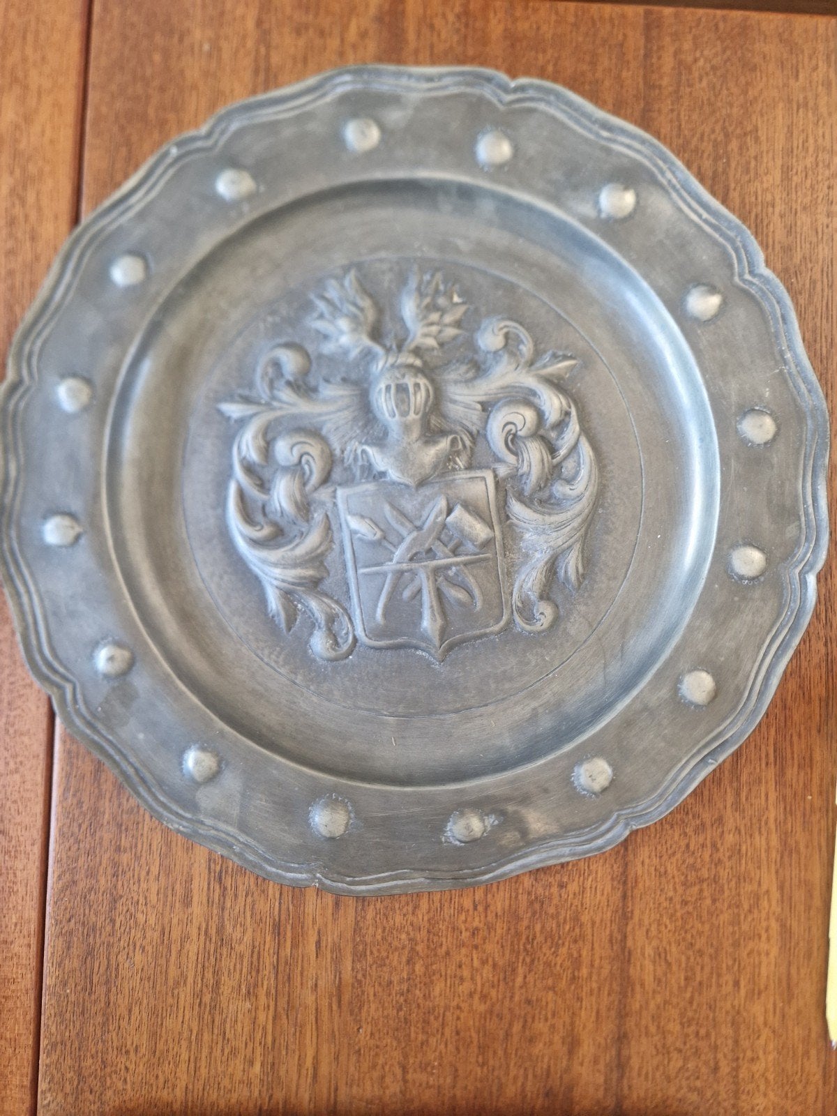 Grand plat / assiette héraldique en étain pur – Maison Luppe, Enlèvement ou Envoi