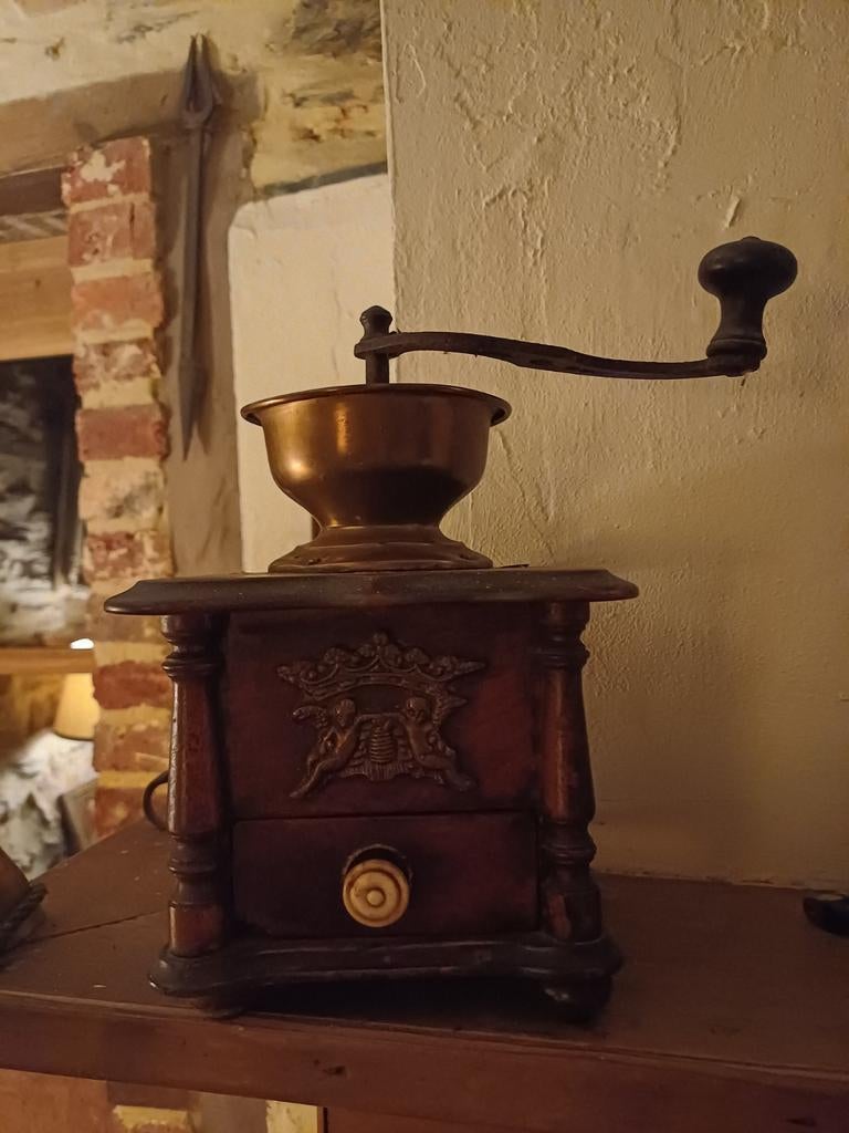 Koffiemolen antiek, Enlèvement