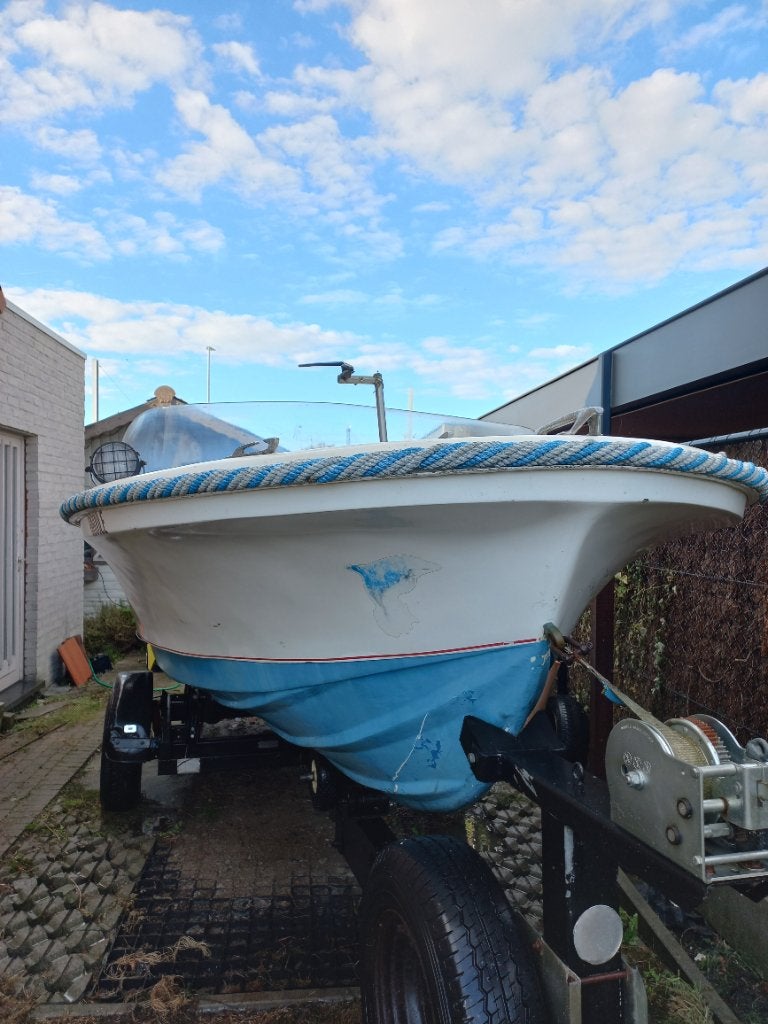 Remorque à bateau freinée avec bateau, Sports nautiques & Bateaux, 5 m, Utilisé, Autres marques, Moins de 1.00 mètres
