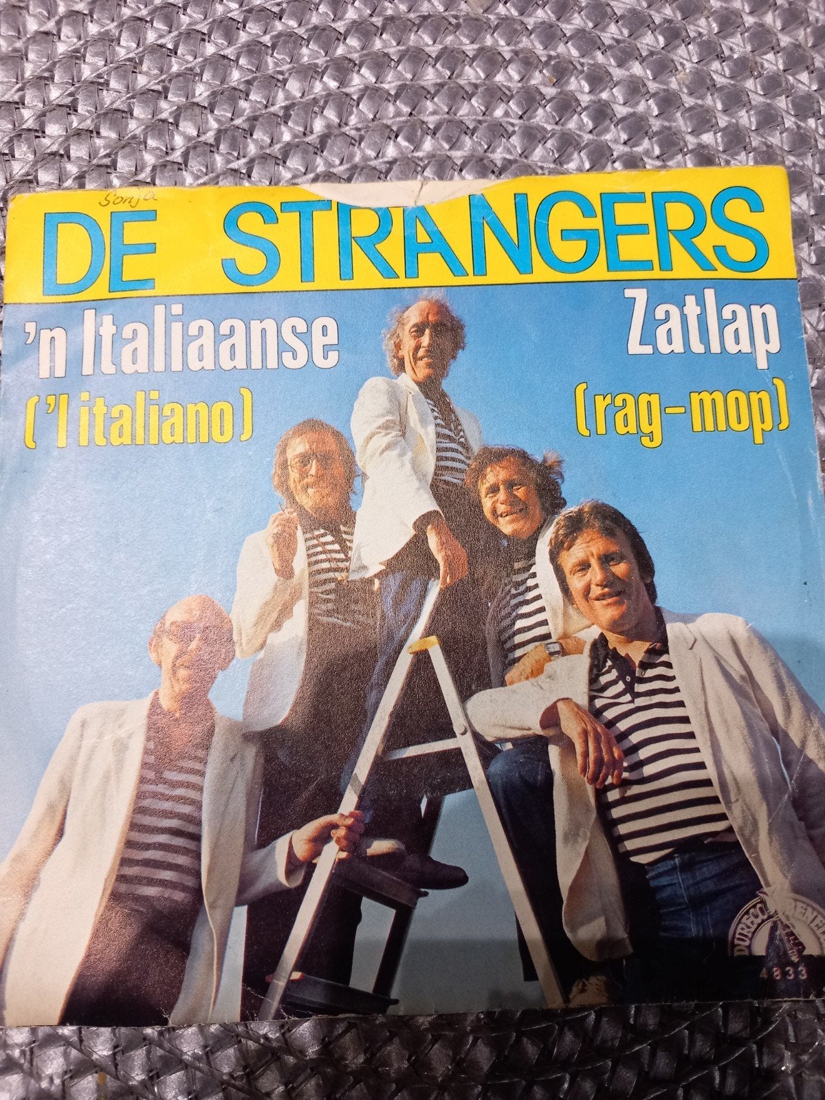 De strangers.  Singels, Ophalen