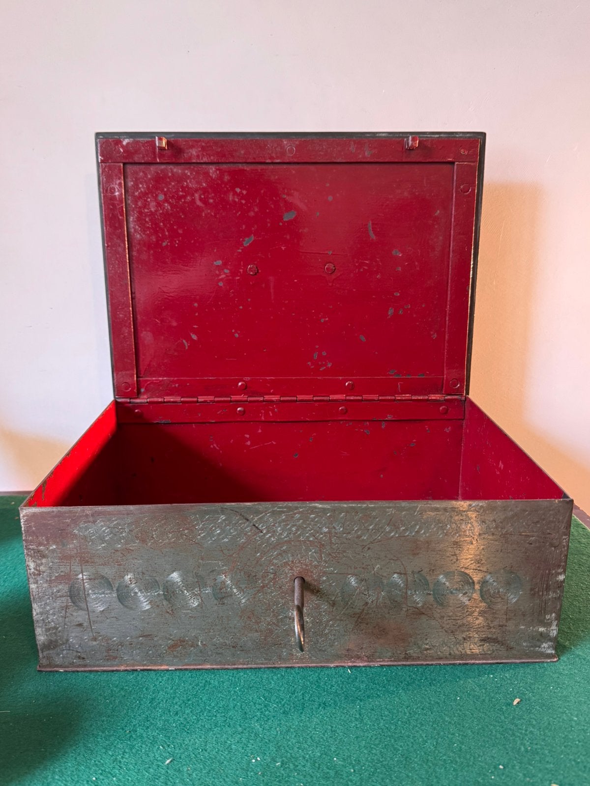 Oude metalen zware kluis / kist, Antiek en Kunst, Ophalen