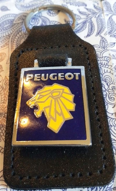 porte clé publicitaire émaillé sur cuir peugeot, Enlèvement ou Envoi, Comme neuf, Marque