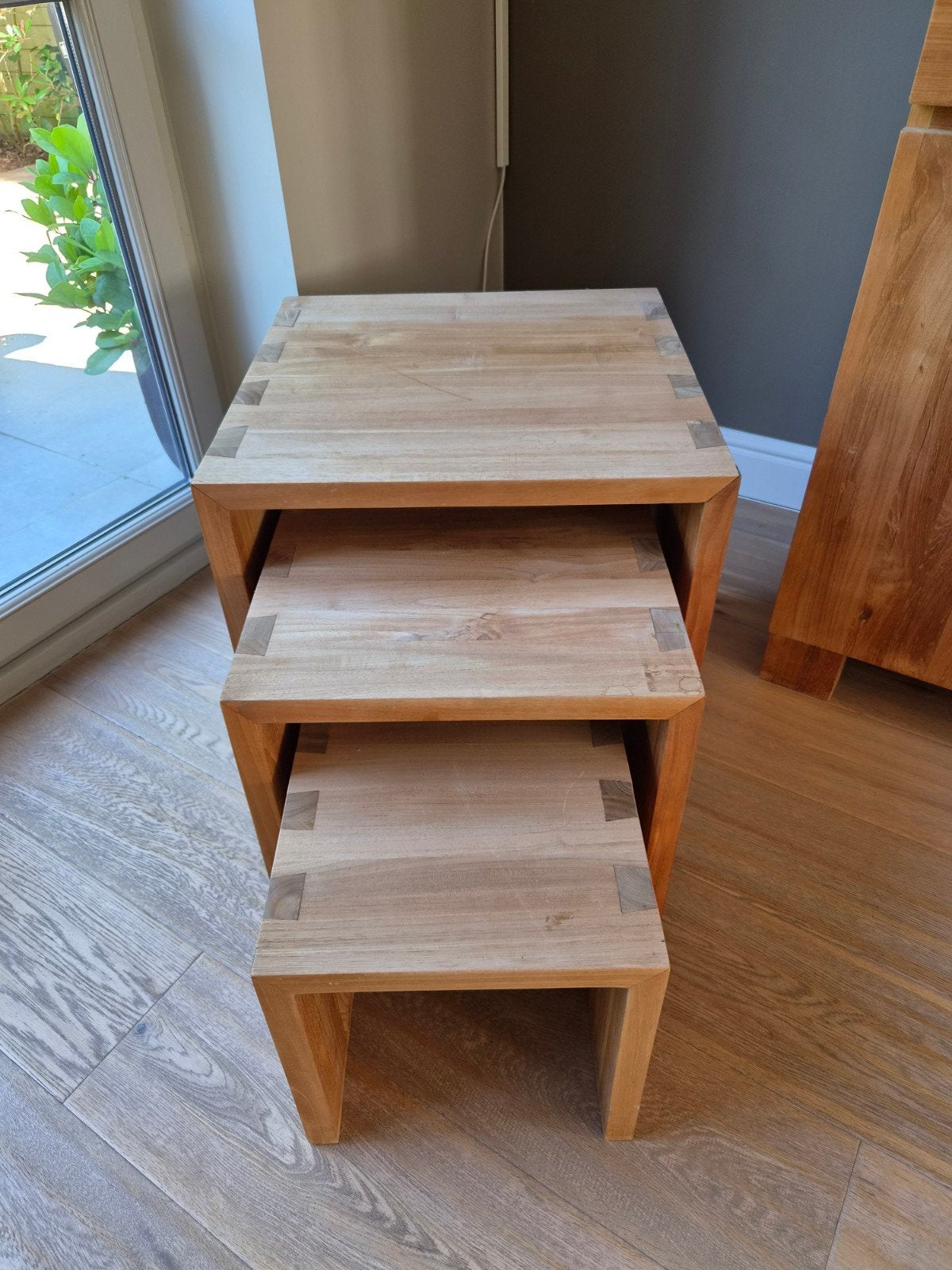 set van 3 kubus bijzettafeltjes in teak, Ophalen, Teakhout