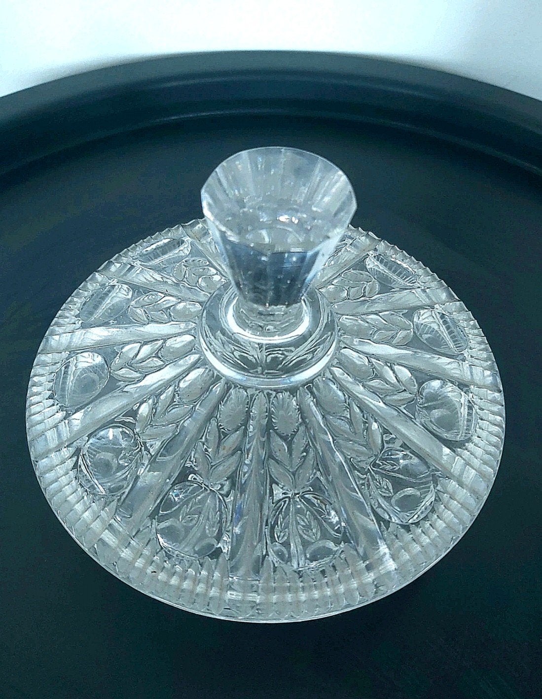 Bonbonnière en Verre Taillé / Cristal Décor Végétal Géométri, Antiquités & Art, Enlèvement ou Envoi