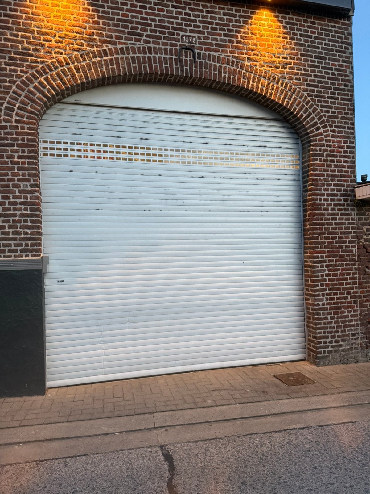 Grote rolluik poort, Ophalen, Zo goed als nieuw
