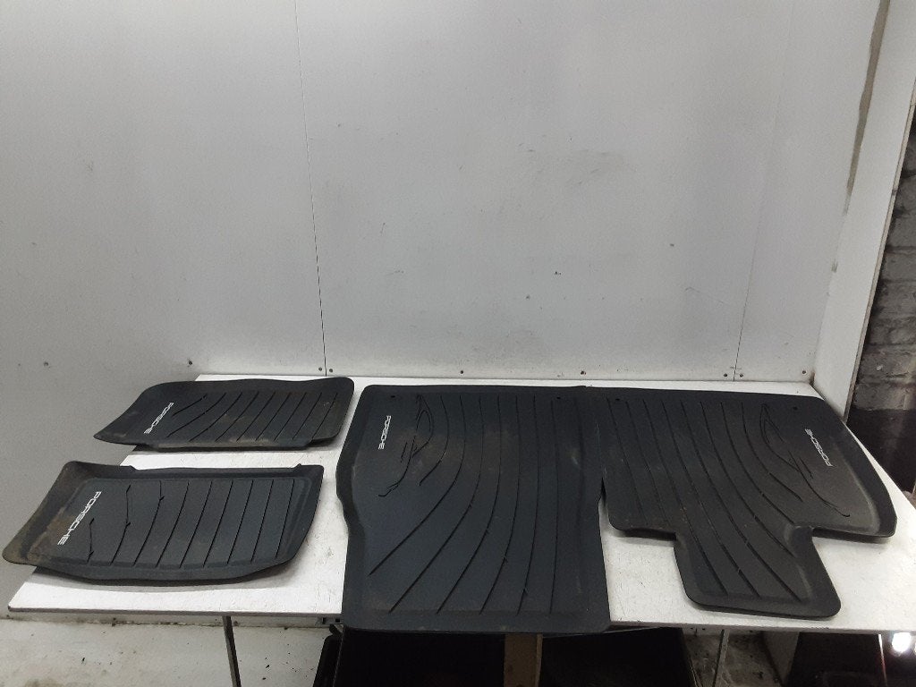 JEU DE TAPIS Porsche Taycan (Y1A) (01-2019/12-2023), Utilisé, Rue de l'Espoir 34 34
4030  GRIVEGNÉE, BE, Info@Collignon.be, Mevr. I. Hauben