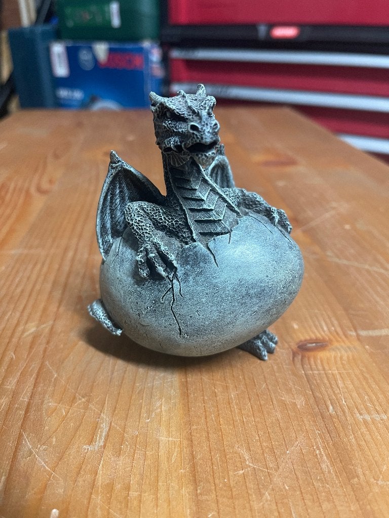 Figurine bébé dragon sortant d’un œuf, Enlèvement, Comme neuf, Fantasy