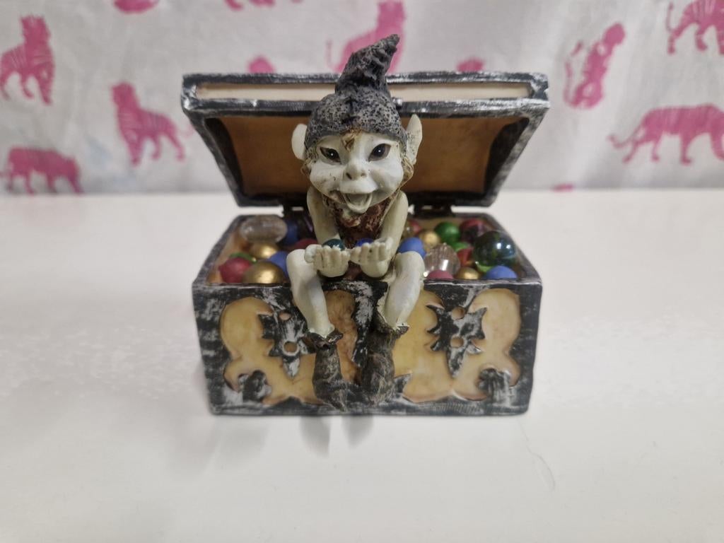 Pixie in schatkist, Ophalen