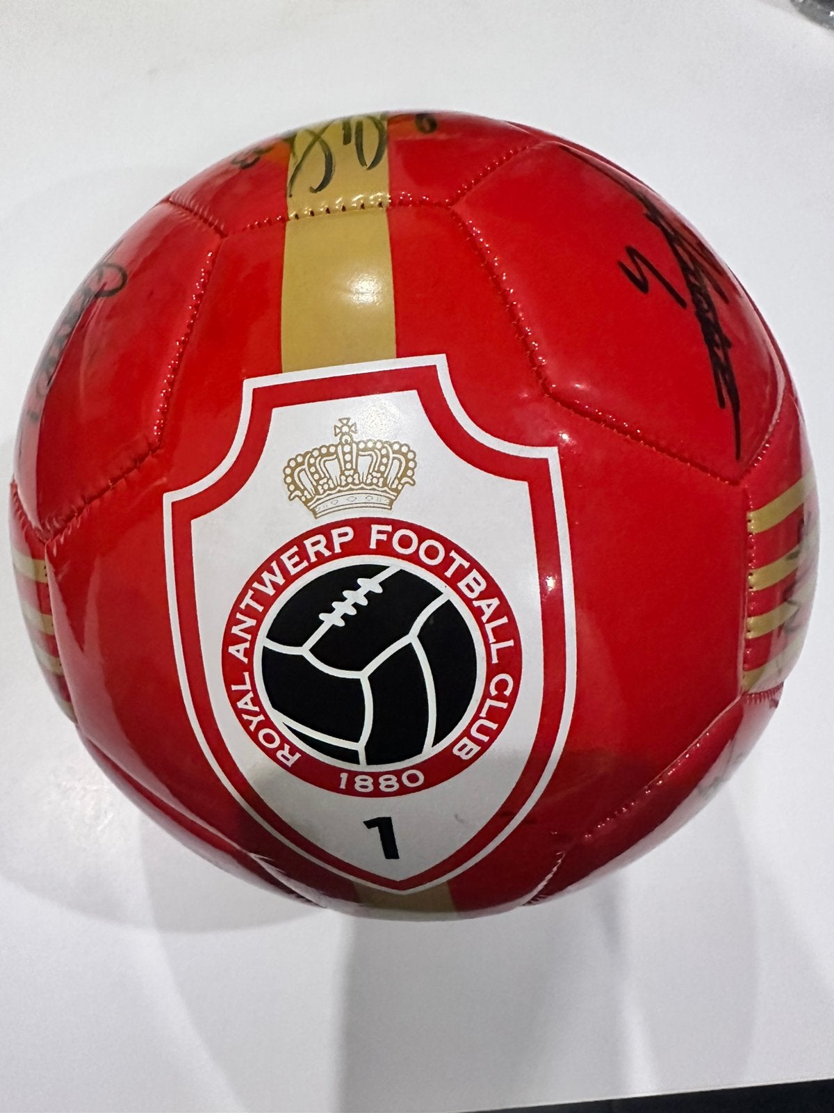 Ballon de football ROYAL ANTWERP signé par tous les joueurs