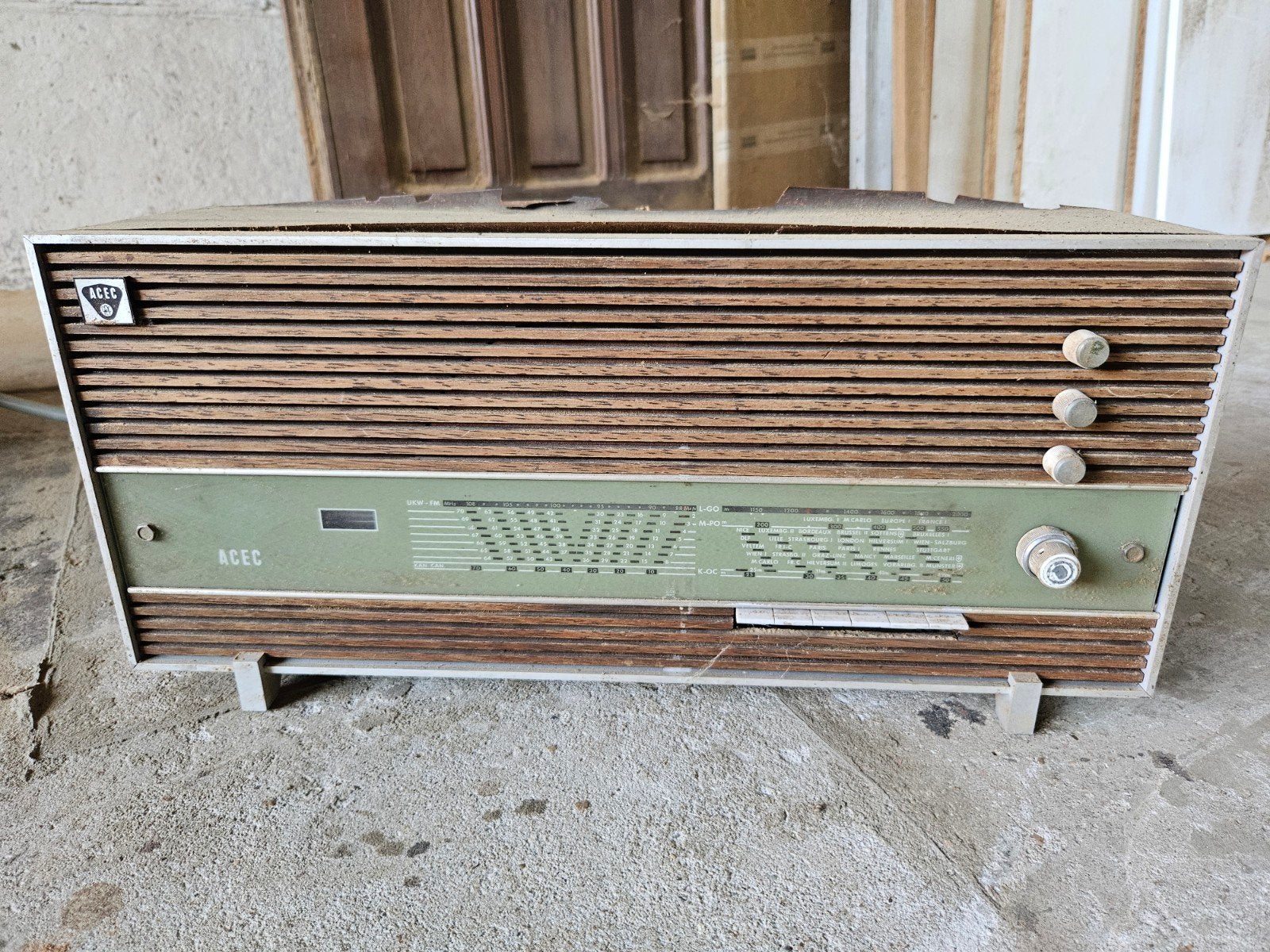 Vintage ACEC radio ( moet dringend weg! = Container), Ophalen