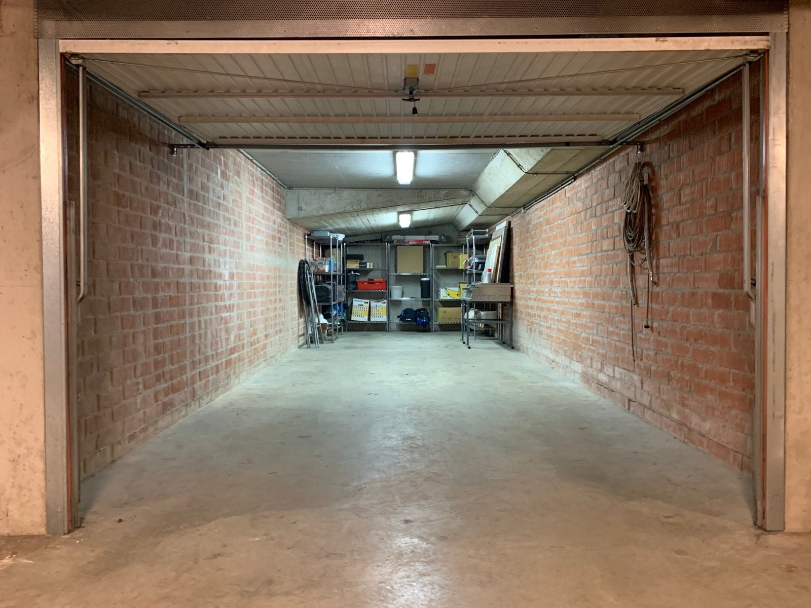 Grand garage fermé à louer à Oostduinkerke — 36 m², Province de Flandre-Occidentale