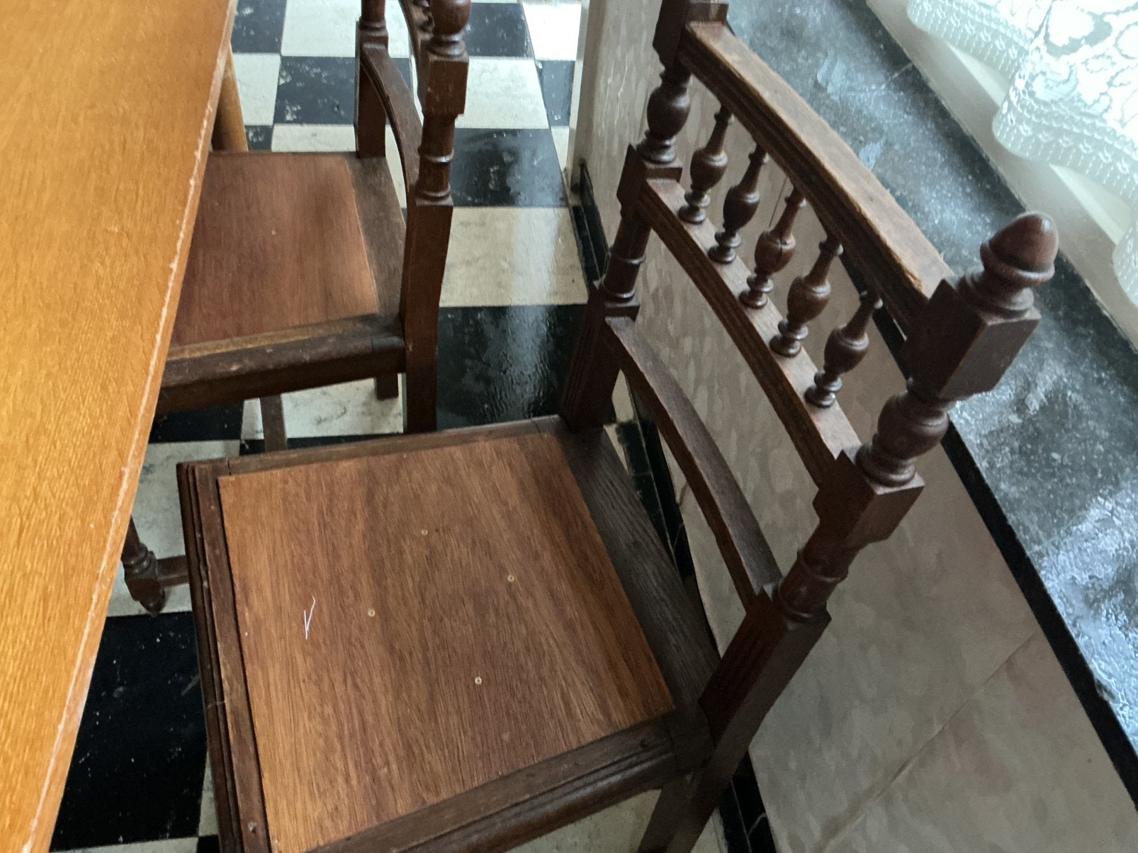 Oude achterkeukentafel met 4 stoelen, Ophalen