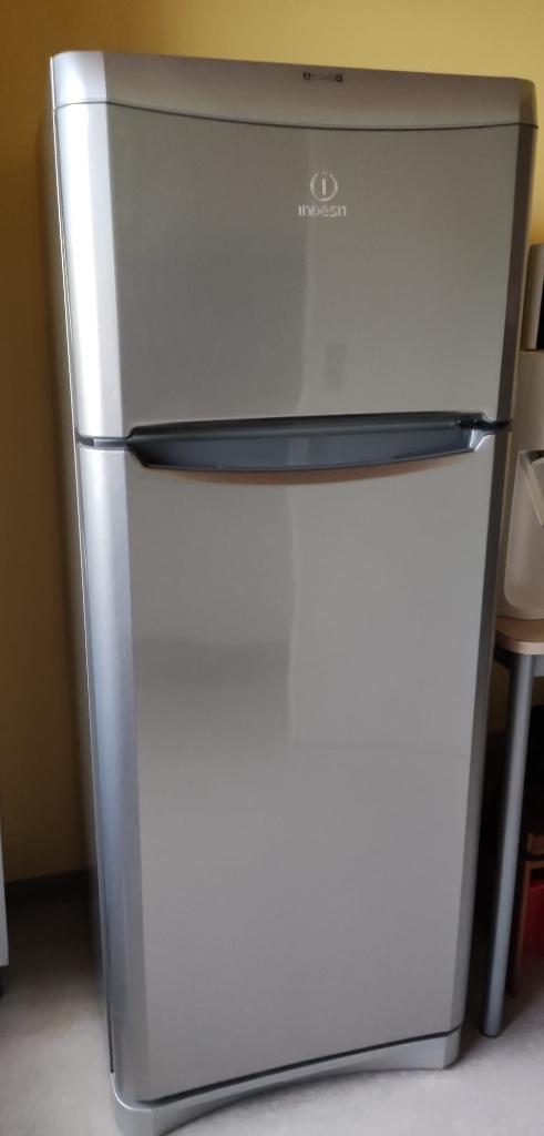 Ijskast met diepvries, Elektronische apparatuur, Koelkasten en IJskasten, Ophalen, Gebruikt, 200 liter of meer, Met aparte vriezer