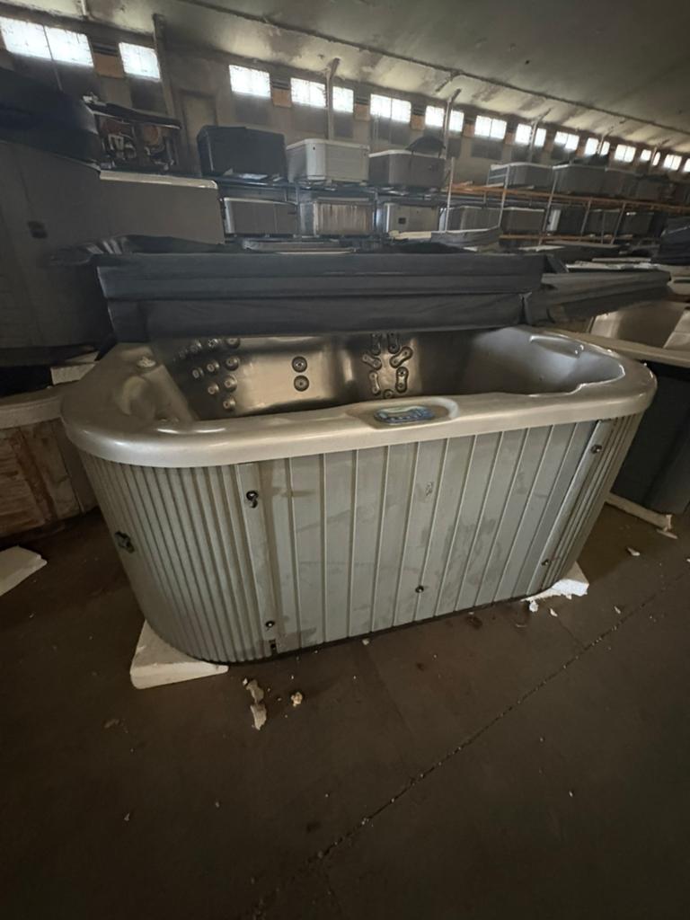 Jacuzzi avec un an de garantie + livraison gratuit, Immo