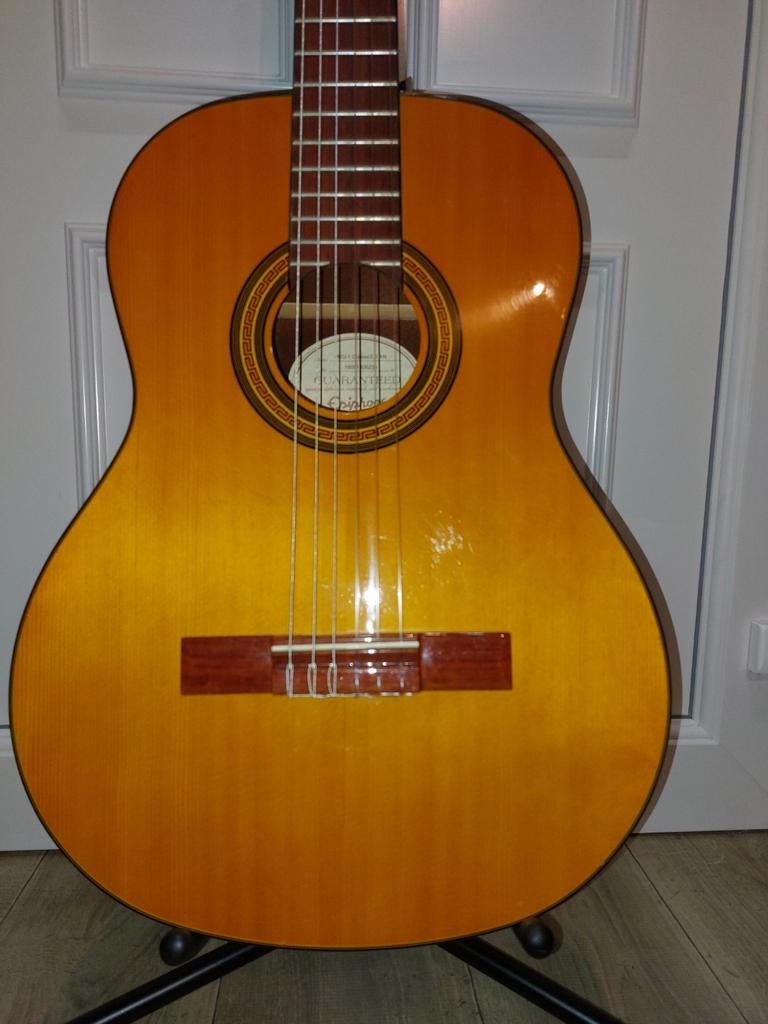 Guitare classique épiphone 4/4, Musique & Instruments, Instruments à corde | Guitares | Basses, Comme neuf