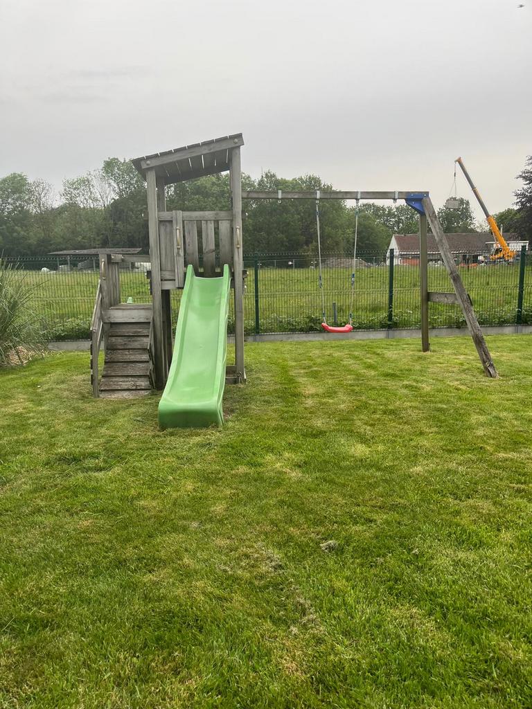 Speeltoren met 2 glijbanen en een schommel, Enfants & Bébés, Jouets | Extérieur | Aires de jeux, Enlèvement, Comme neuf, Balançoire