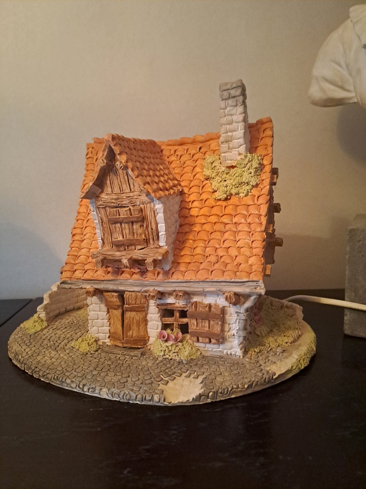 gedetailleerd  miniatuurhuisje, met lampje  binnenin ., Ophalen