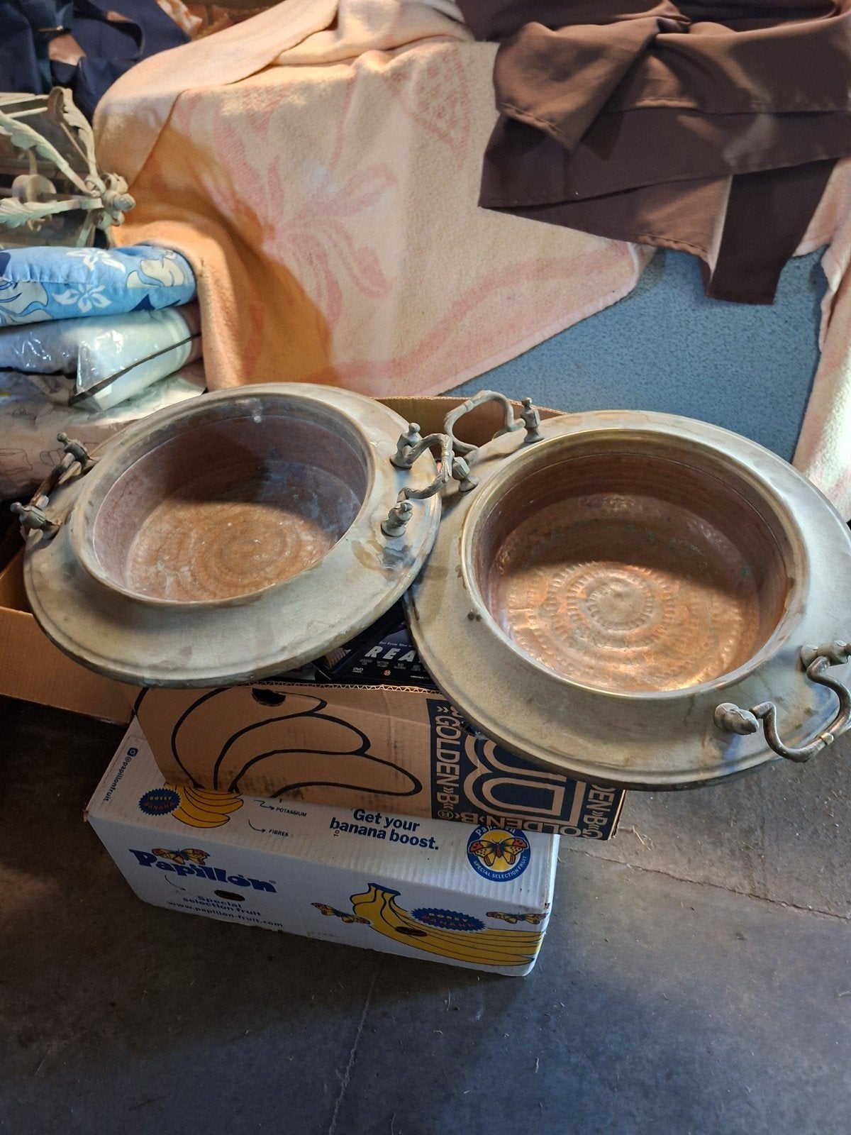 2 grote rood geel koperen oude schalen, Antiek en Kunst, Ophalen
