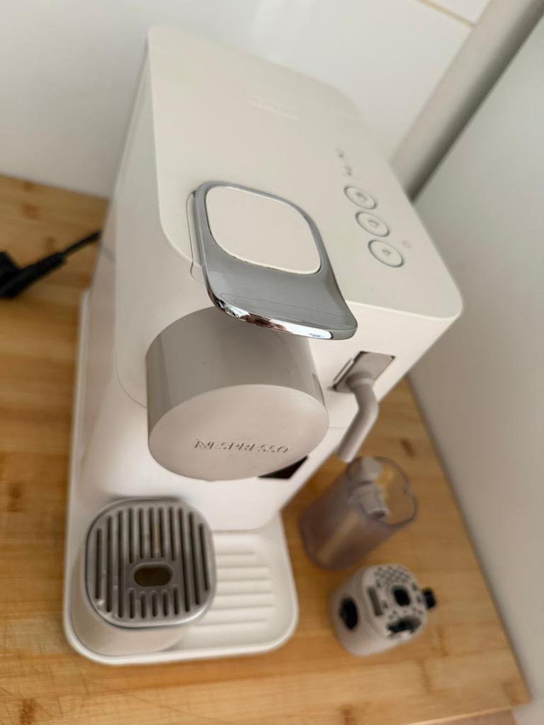 Nespresso Lattissima One Wit, Elektronische apparatuur, Koffiezetapparaten, Ophalen, Zo goed als nieuw, Koffiemachine