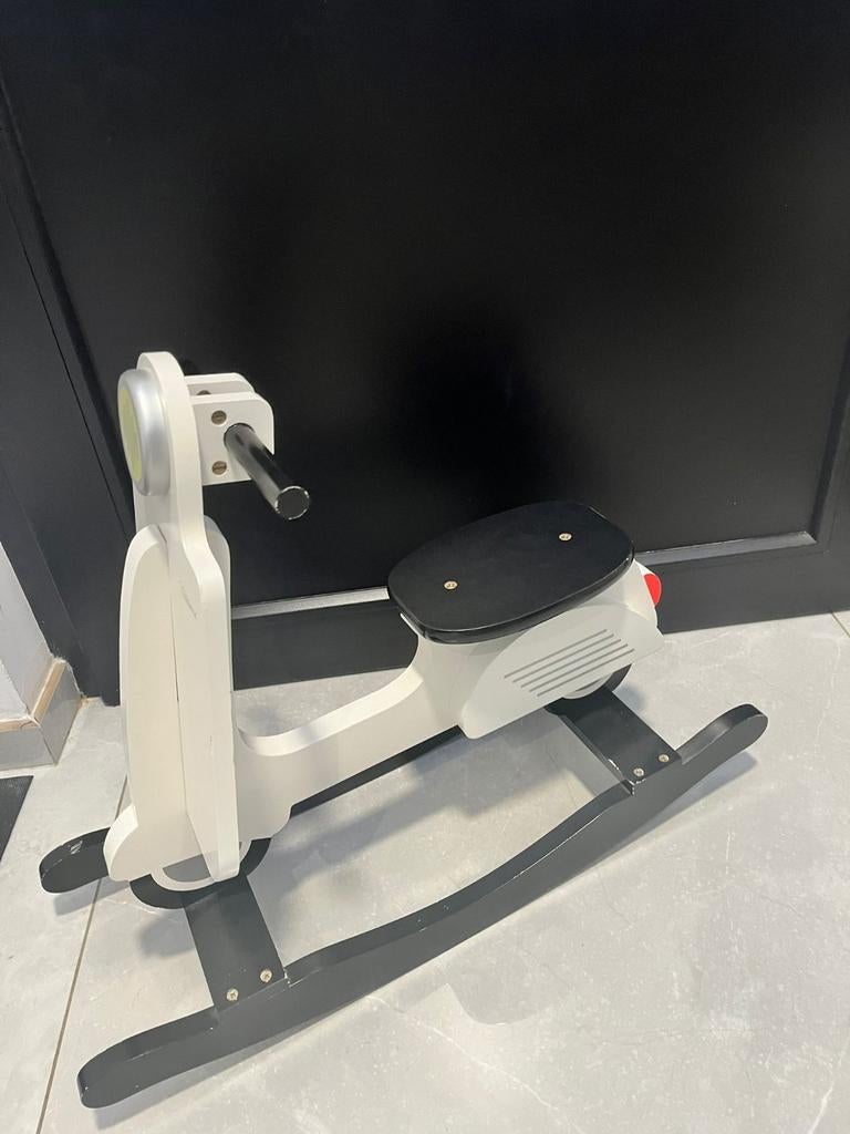 Motorfiets met houten schommel, Ophalen