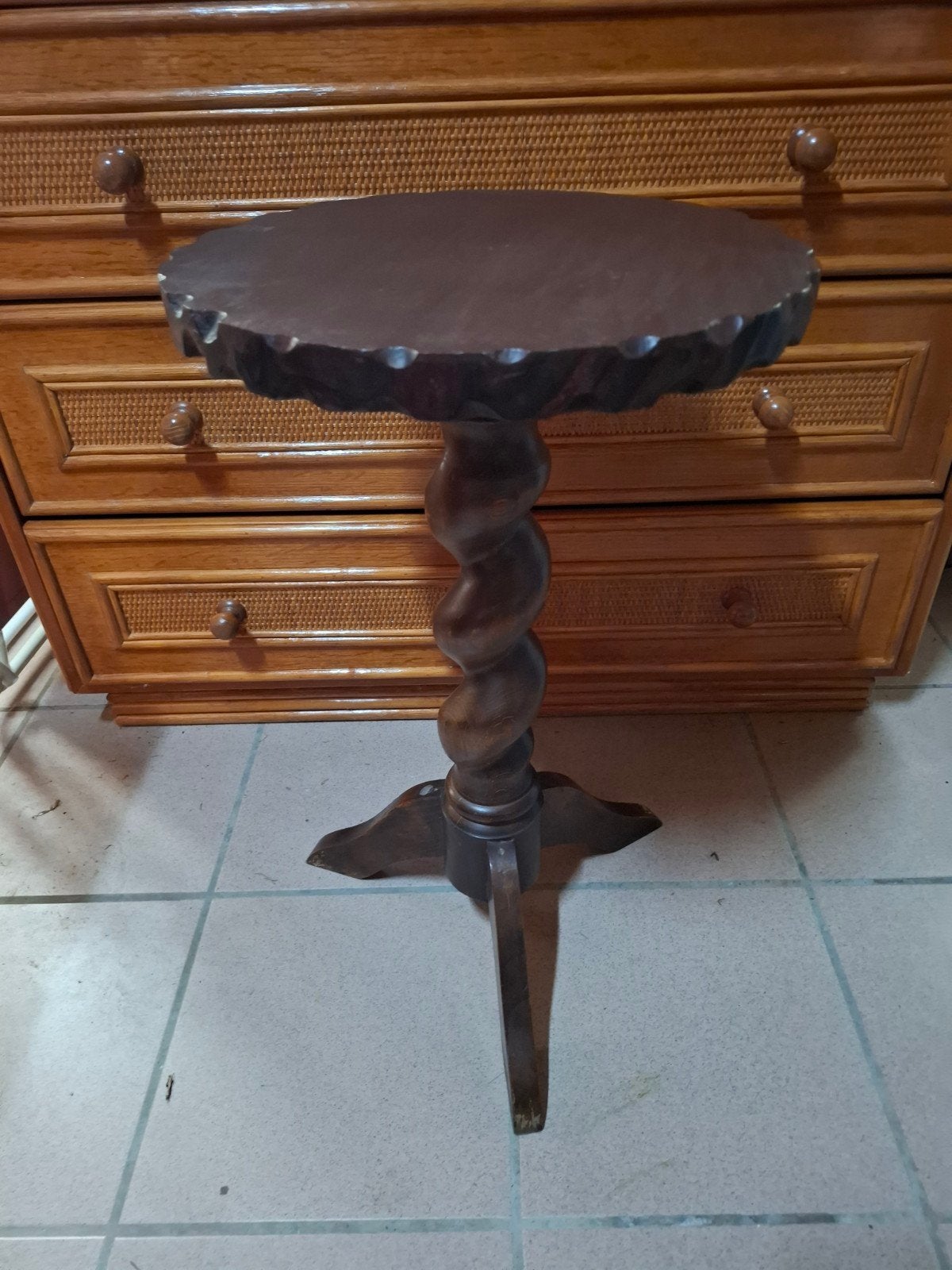 Sellette ancienne à pied torsadé en bois massif, Antiek en Kunst, Antiek | Meubels | Tafels, Ophalen