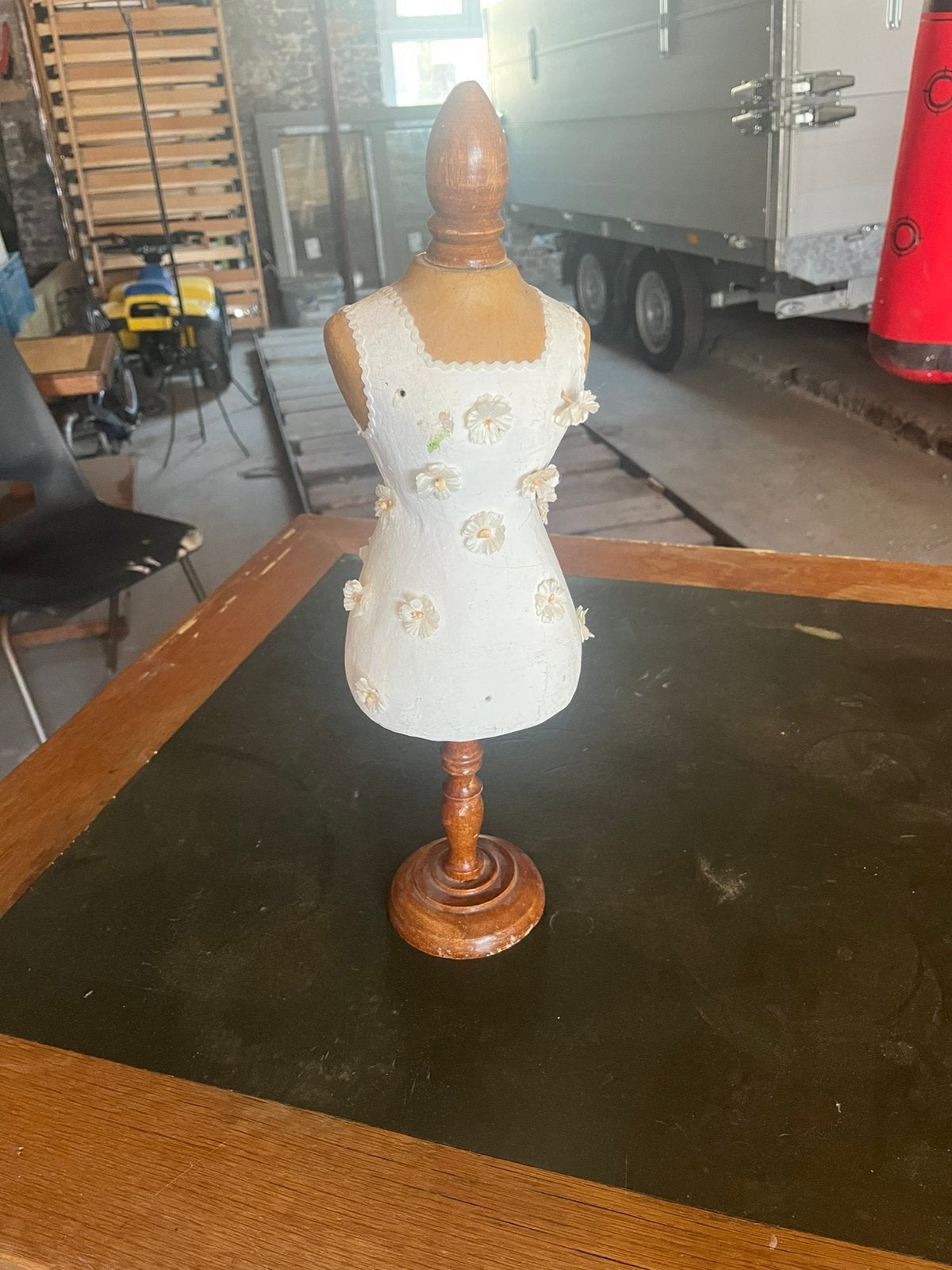 Présentoir pour mini mannequin en papier, Enlèvement