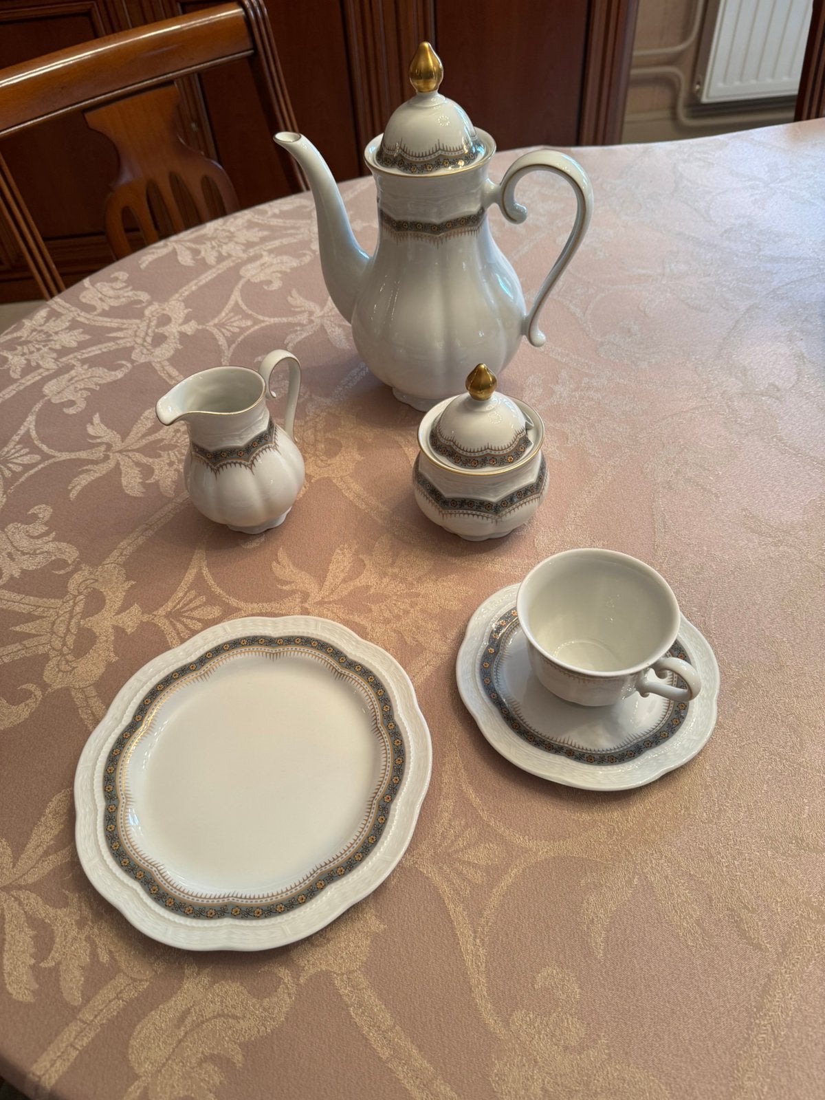 Koffie en eetservies, Ophalen