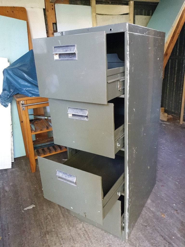 Gratis ijzeren lade kast 1.35 x 70 x 45, Huis en Inrichting, Kasten | Ladekasten, Ophalen, Minder dan 50 cm, Gebruikt, 5 laden of meer