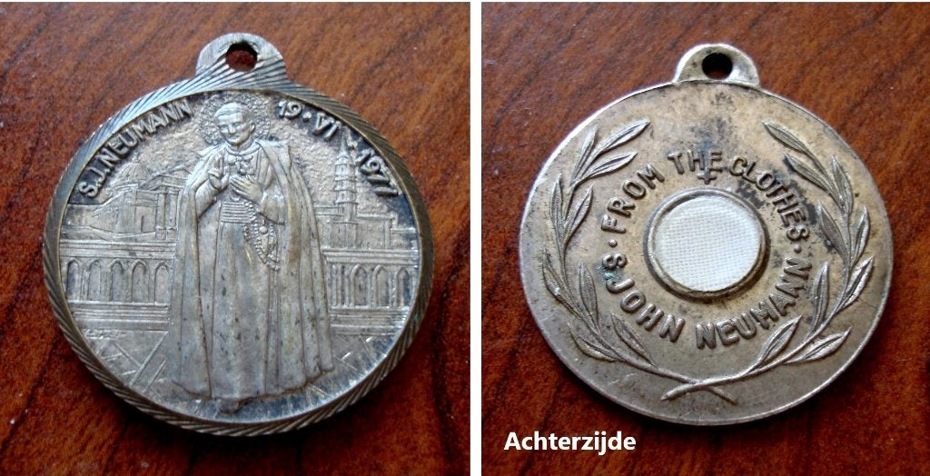 Reliekmedaille (fragment kledij) S.J. Neumann 1977, Verzamelen, Verzenden, Gebruikt, Overige typen, Christendom | Katholiek