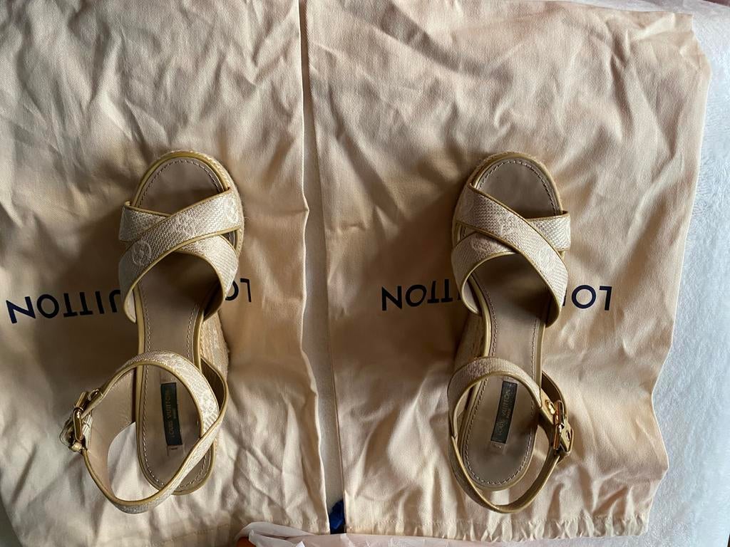 Vend talon conpenses Lv - taille 39, Vêtements | Femmes, Beige, Enlèvement, Porté, Sandales et Mûles