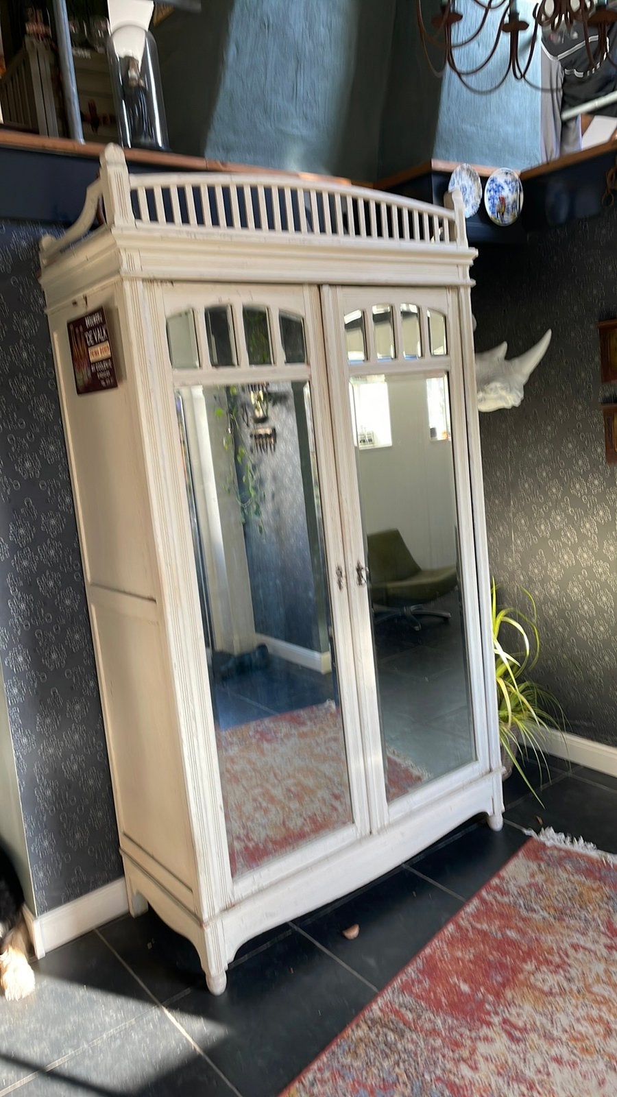 Kast met facetspiegel deuren, Ophalen