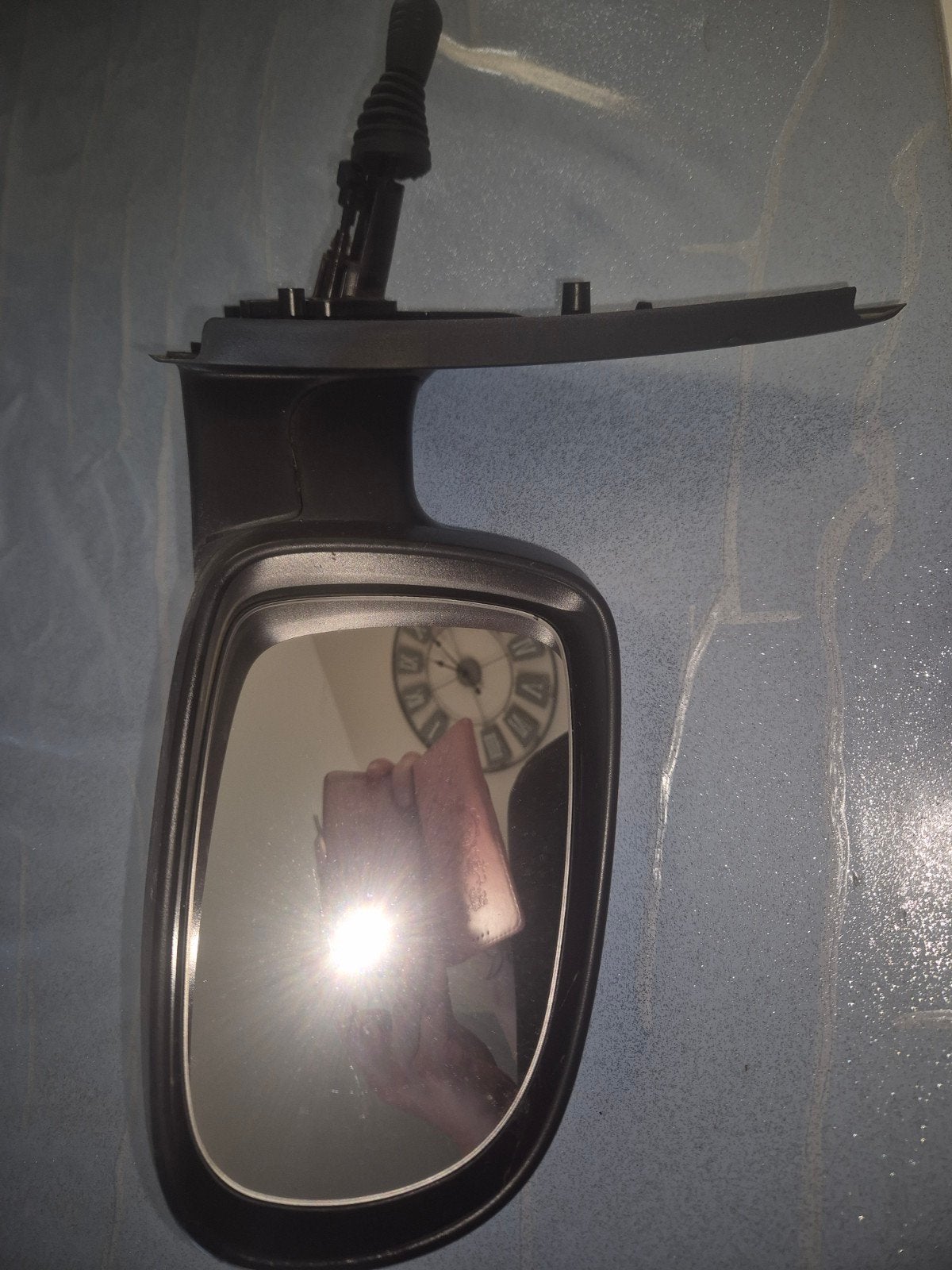 Rétroviseur gauche d une opel corsa C