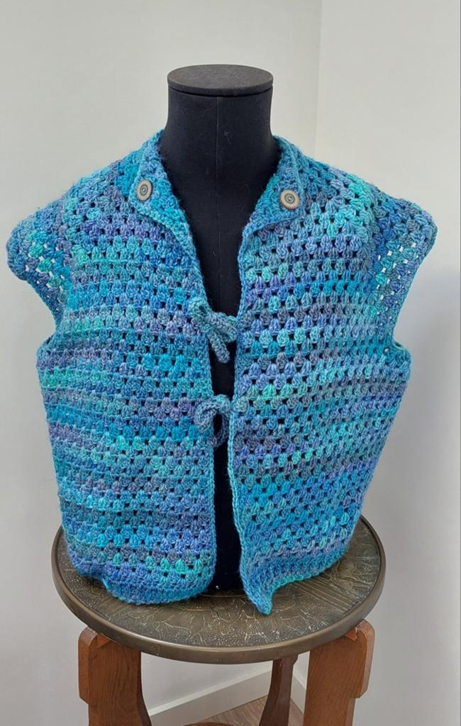Trend! Nieuw handgemaakt mouwloos vest gilet strikjes blauw, Kleding | Dames, Bodywarmers, Ophalen of Verzenden, Blauw