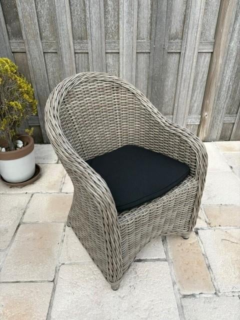 8 chaises en rotin avec coussin noir, Osier ou Rotin, Comme neuf, Brun, Enlèvement