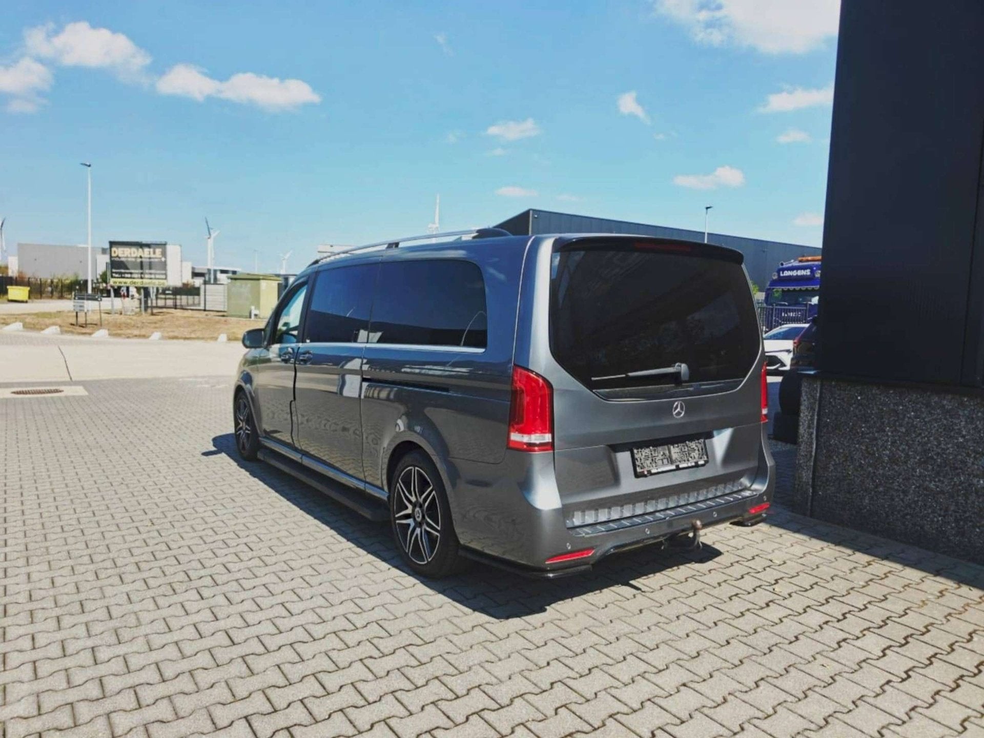 Mercedes-Benz V 300 d AMG LONG 5-zit/Elec deuren/360/AdCruis, Automaat, Dealer onderhouden, 239 pk, 4 cilinders