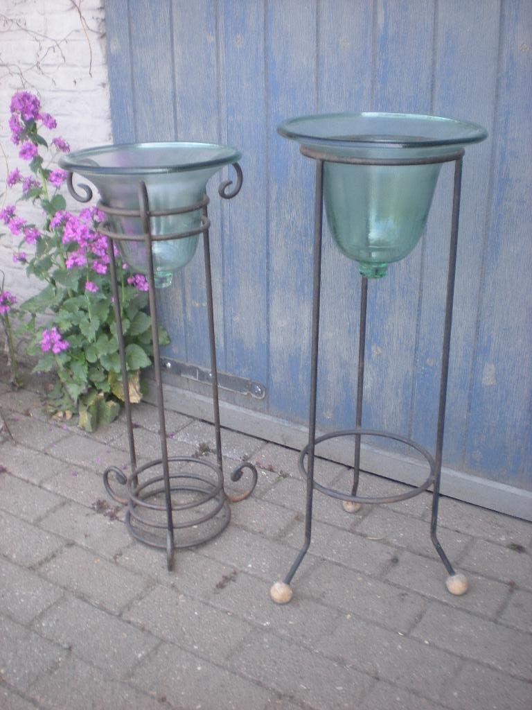 2 ijzeren  plantenstaanders  met glazen stolpen, Ophalen