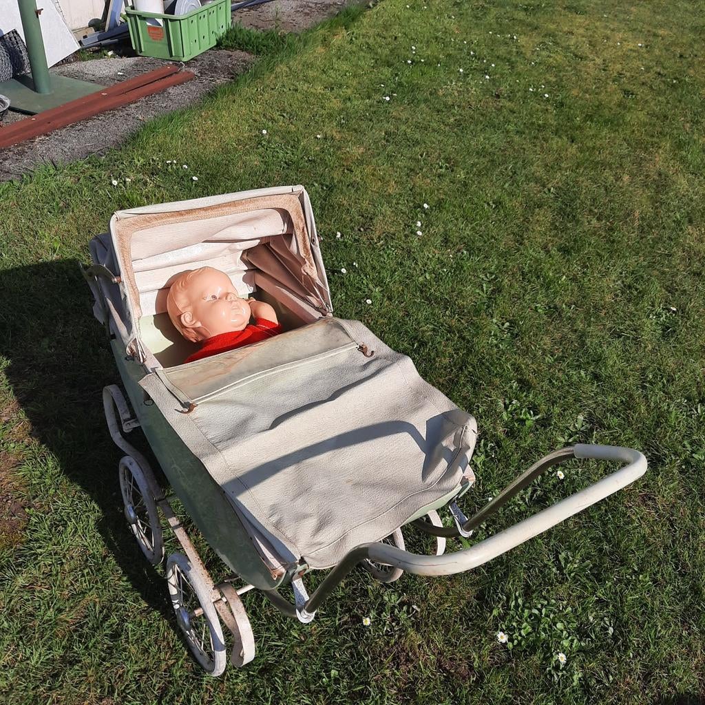 Poppenwagen , jaren ' 50 - ' 60 . Met pop . 40 euro ., Ophalen