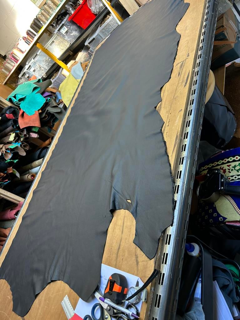 Zwarte kleur halve huid 1.3 mm dikte heel soepele lap A-247, Ophalen of Verzenden, Zo goed als nieuw