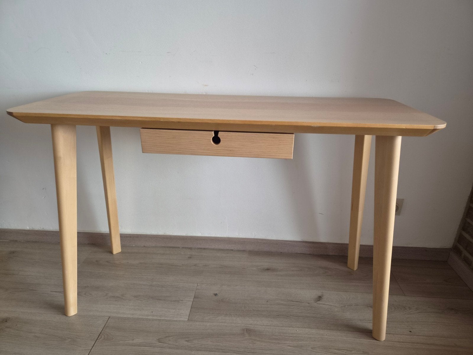 IKEA LISABO Bureau 128x65 cm Esfineer – Zeer goede staat, Ophalen, 100 tot 150 cm, Scandinavisch, Zo goed als nieuw