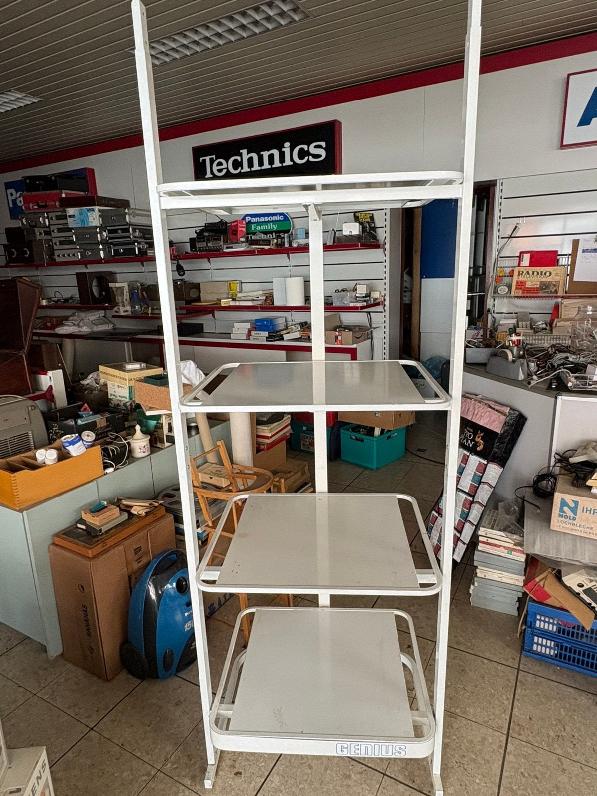 Vitrinekast/metalen display — 4 niveaus, Huis en Inrichting, Ophalen, Gebruikt