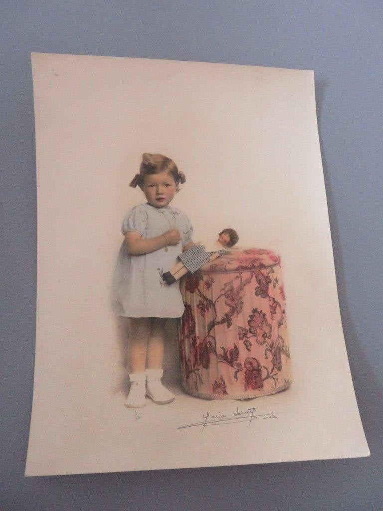 grote oude foto kindje peuter met pop gesigneerd ?, Verzamelen, Ophalen of Verzenden, Zo goed als nieuw, Kind, Foto