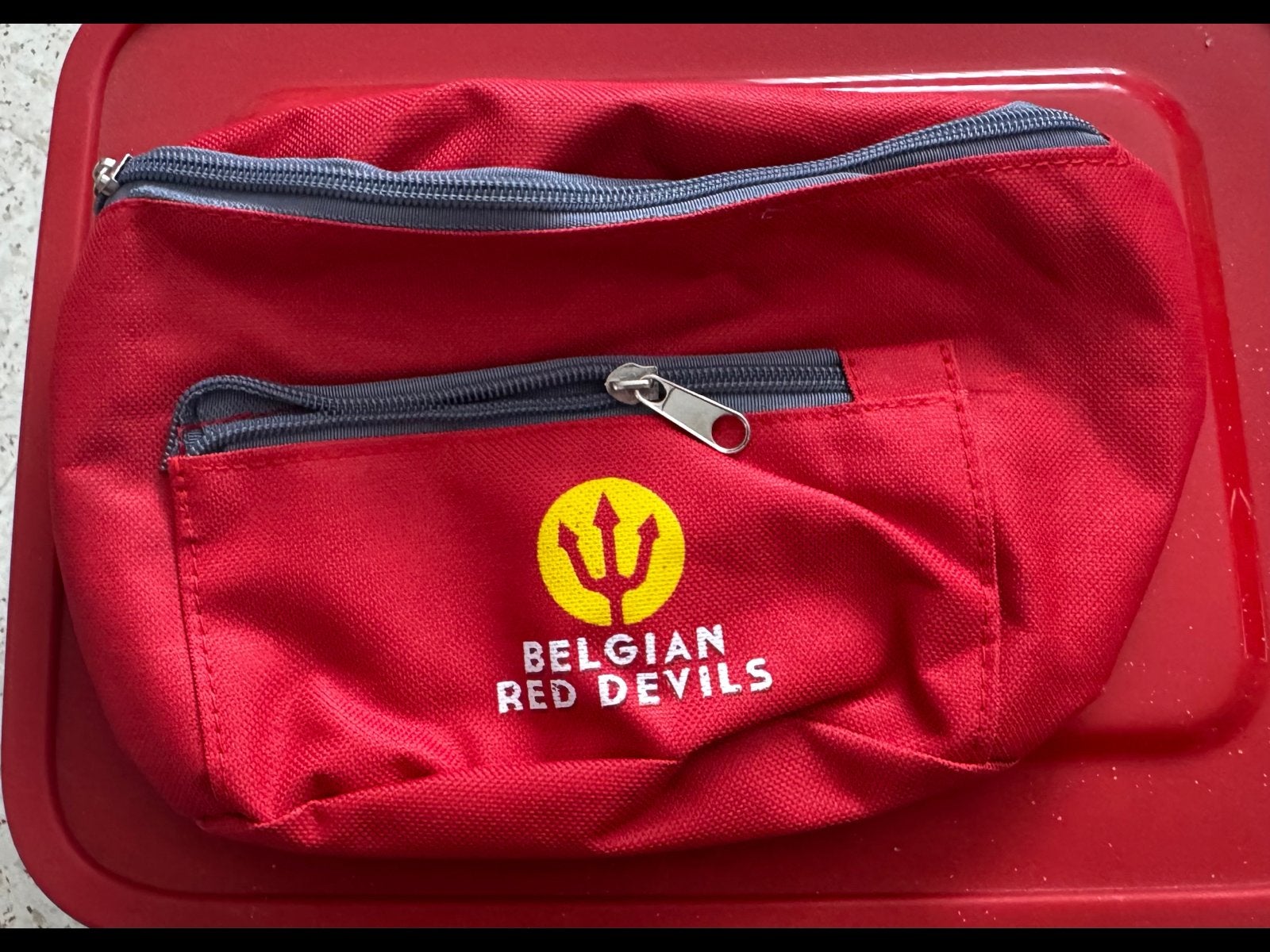 Originele heuptas België red devils met drie ritsen, Collections, Articles de Sport & Football, Enlèvement, Neuf