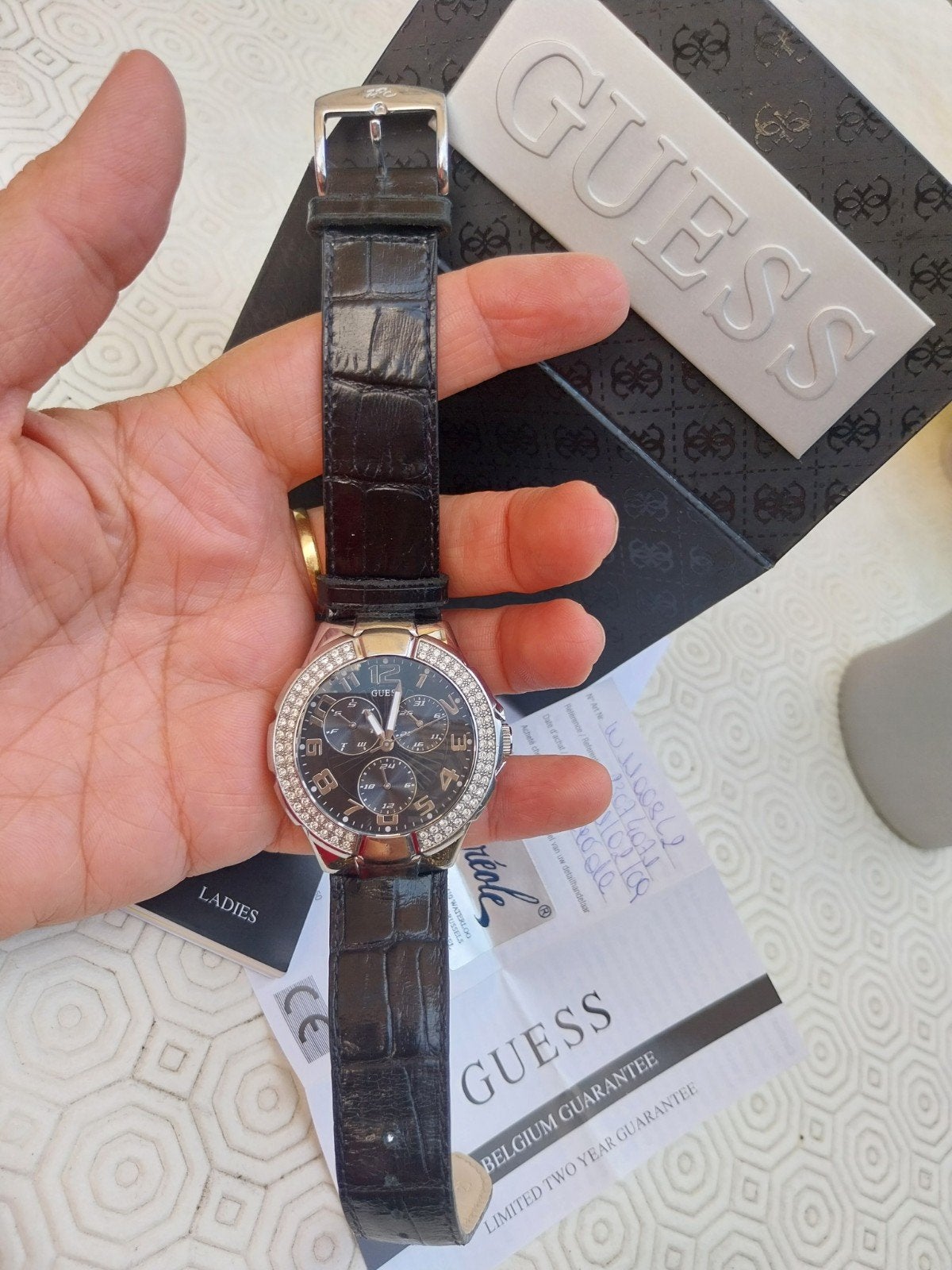Guess Dameshorloge met Kristallen (Inclusief Doos & Boekjes), Handtassen en Accessoires, Horloges | Kinderen, Ophalen, Zwart