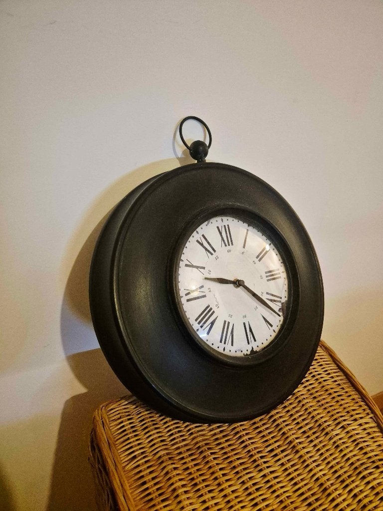 Metalen klok in industriële stijl, Huis en Inrichting, Woonaccessoires | Klokken, Industrieel, Ophalen, Zo goed als nieuw, Zwart