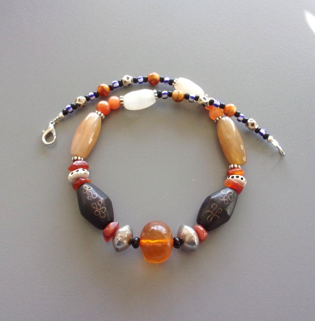 Afrikaanse ketting in zwart en amber agaat en Toeareg kralen, Nieuw, Oranje, Ophalen of Verzenden, Steen of Mineraal
