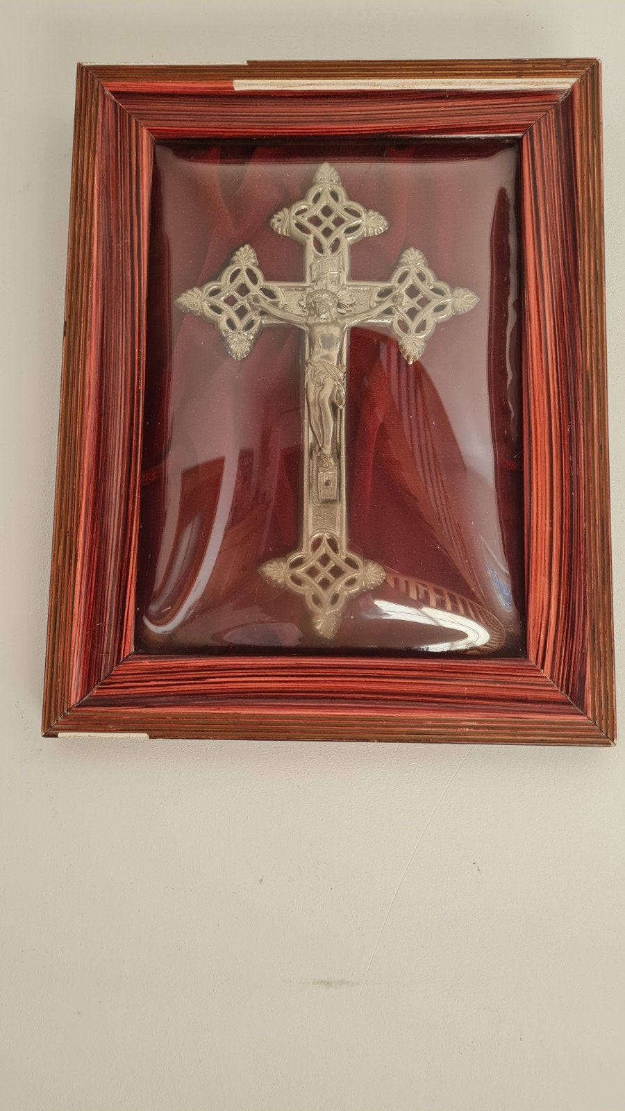 crucifix métal sous verre bombé, Antiquités & Art, Enlèvement ou Envoi