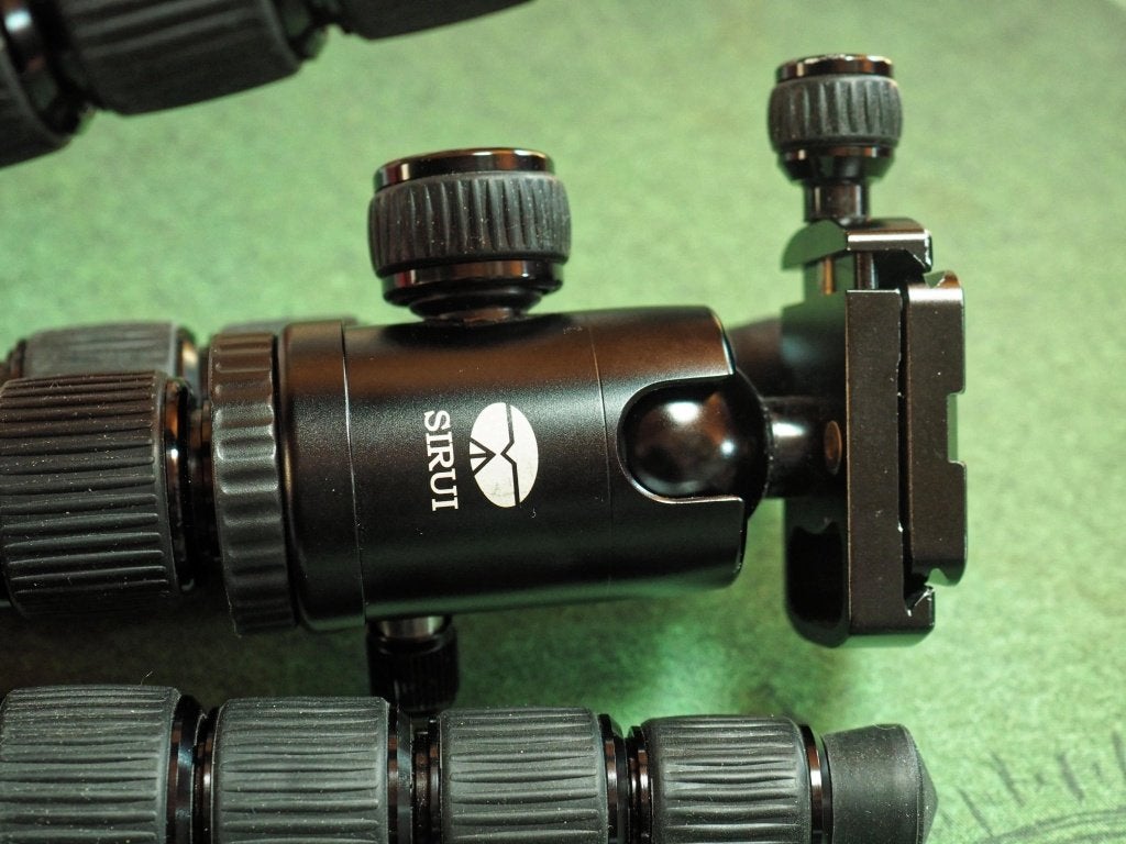 Sirui T-005 tripod + C10 Ballhead, TV, Hi-fi & Vidéo, 125 à 150 cm, Enlèvement ou Envoi, Comme neuf, Avec rotule