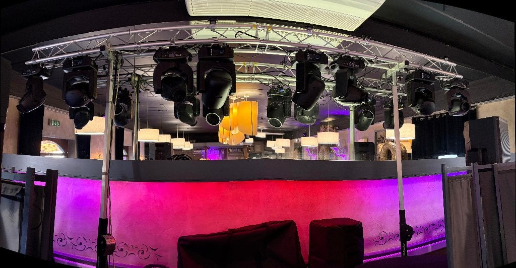4x Showtec Shark + 4x Briteq BT-METEOR + Structure & Pieds, Musique & Instruments, Enlèvement ou Envoi, Utilisé, Lumières